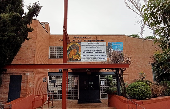 Montaje lona en parroquia Cristo de la Misericordia