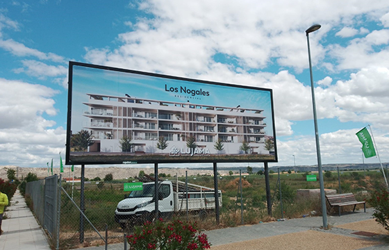 Montaje y cambio de decoracion en vallas repoker en zaragoza 01