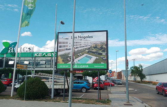 Montaje y cambio de decoracion en vallas repoker en zaragoza 04