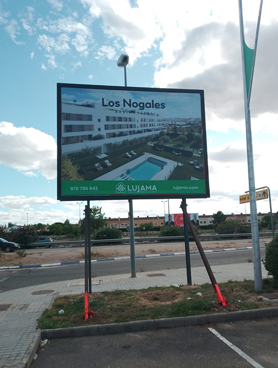 Montaje y cambio de decoracion en vallas repoker en zaragoza 05