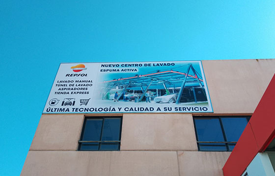 montaje de cartel sobre carriles 02
