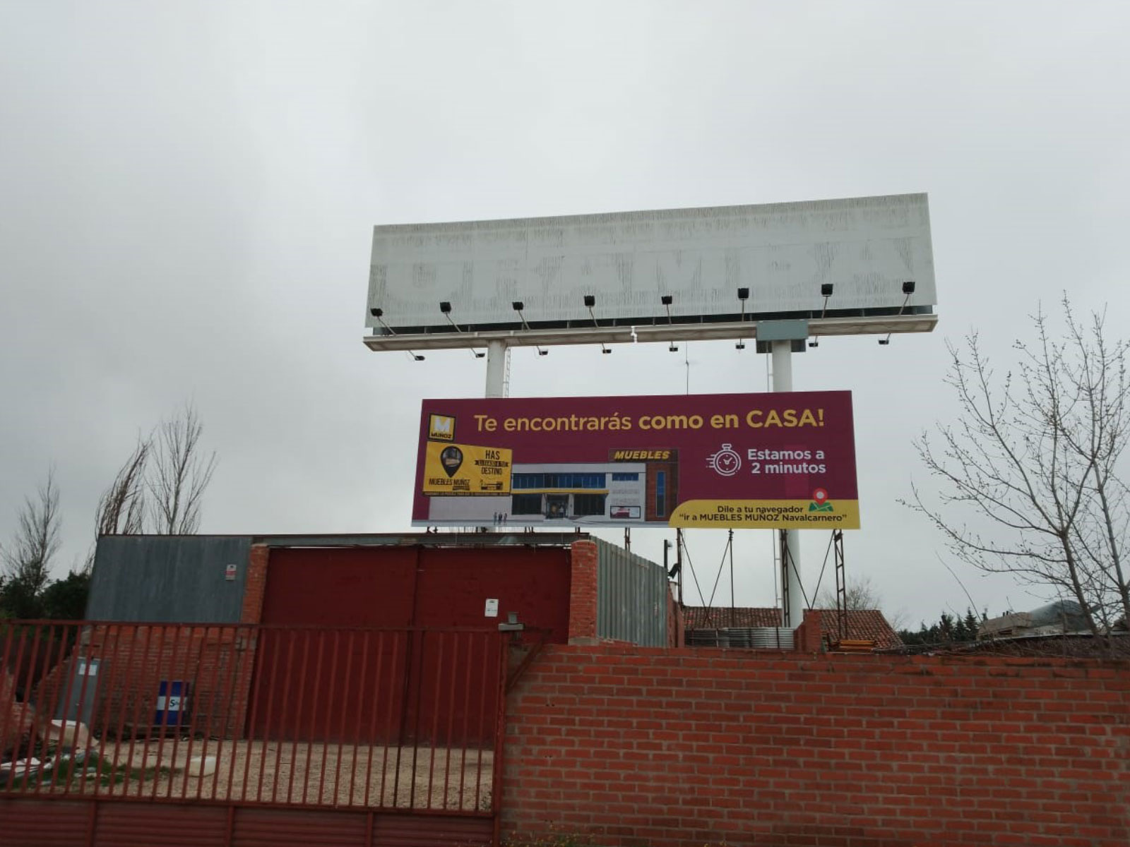 Cambio de decoracion en valla 16x3 para Muebles Munoz 2