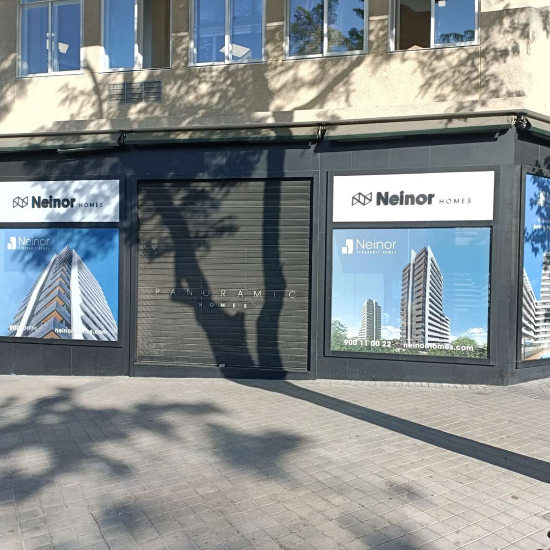Producción y fijación de vinilo microperforado en local para Neinor