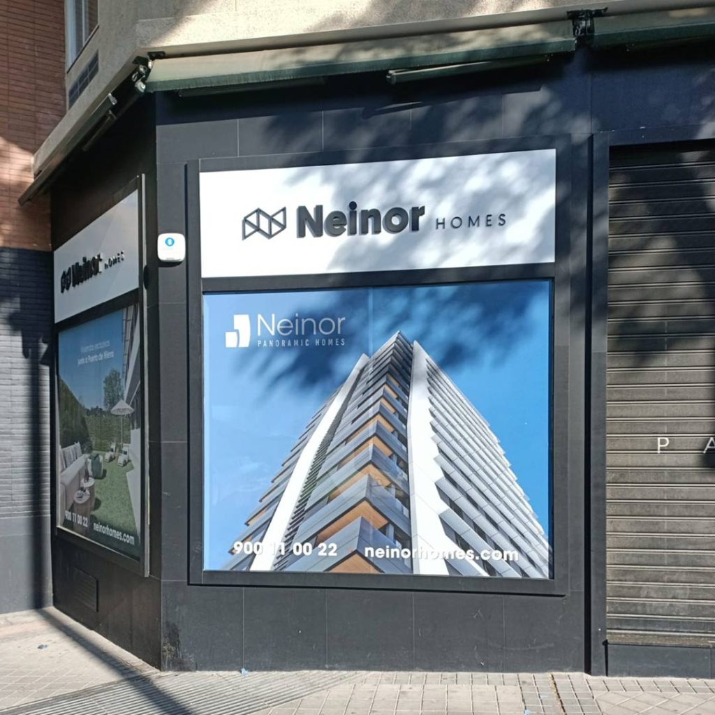 Producción y fijación de vinilo microperforado en local para Neinor