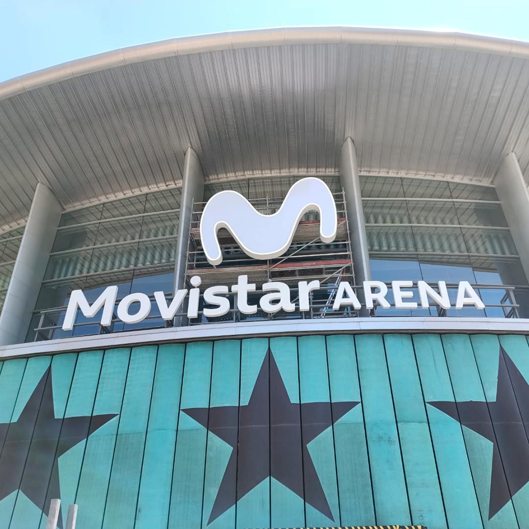 Montaje rótulo Movistar Arena para cliente GLOBAL RÓTULOS 3