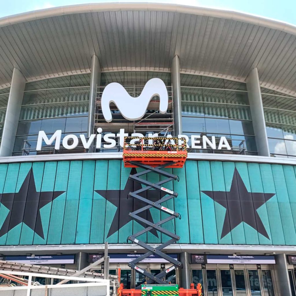 Montaje rótulo Movistar Arena para cliente GLOBAL RÓTULOS 2