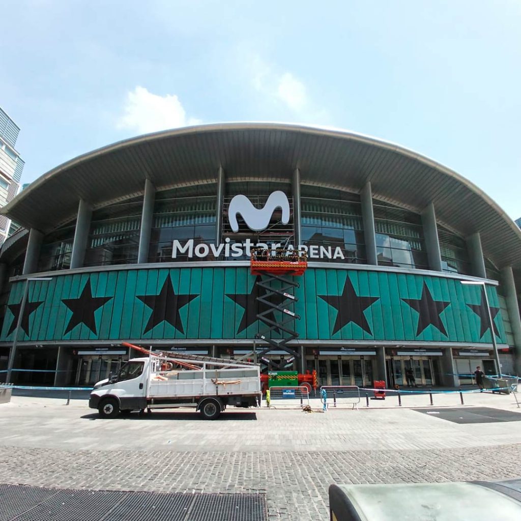 Montaje rótulo Movistar Arena para cliente GLOBAL RÓTULOS 1