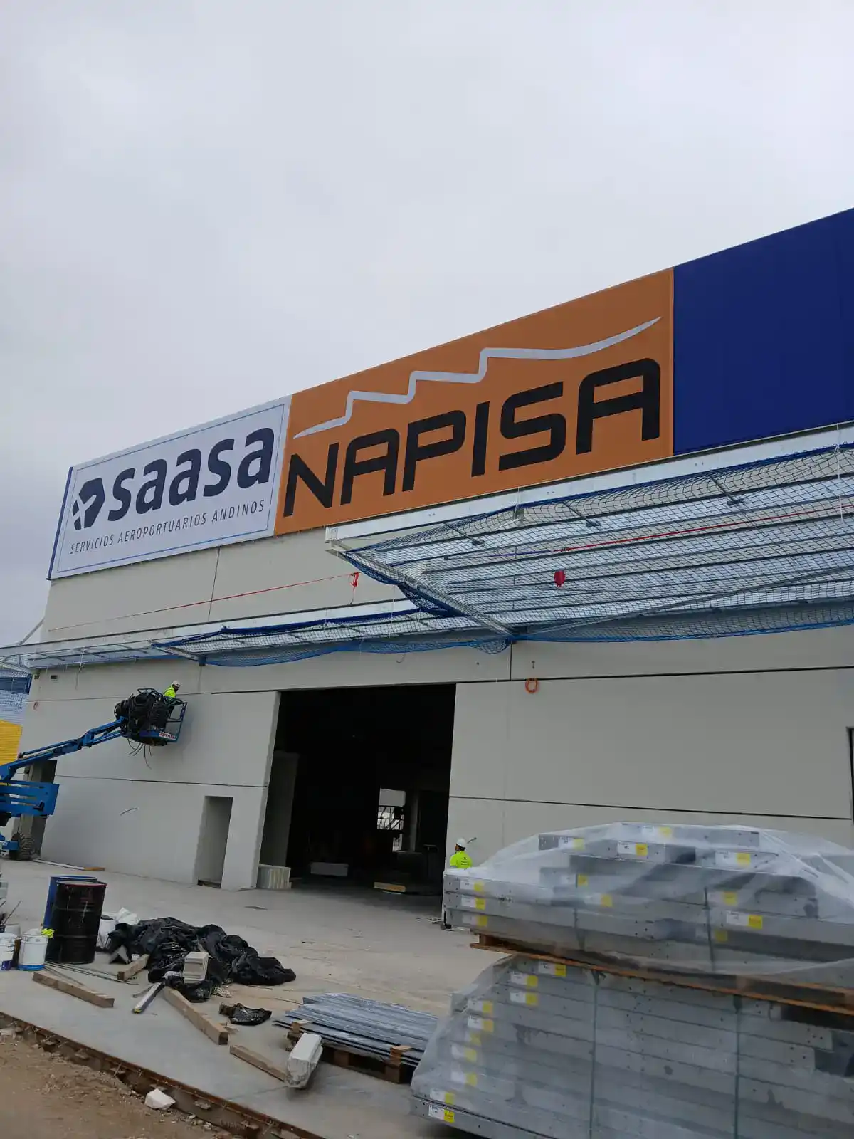 Producción y montaje de lonas para Saasa Napisa Producción y montaje de lonas para Saasa y Napisa