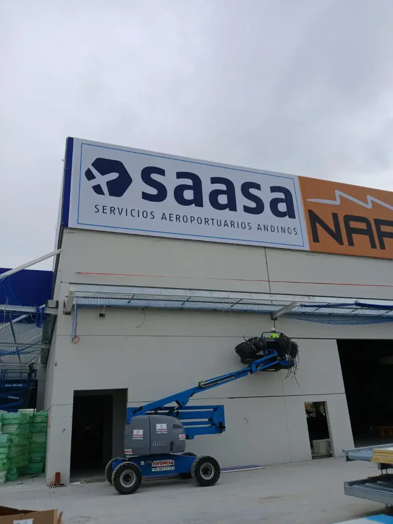 Producción y montaje de lonas para Saasa y Napisa
