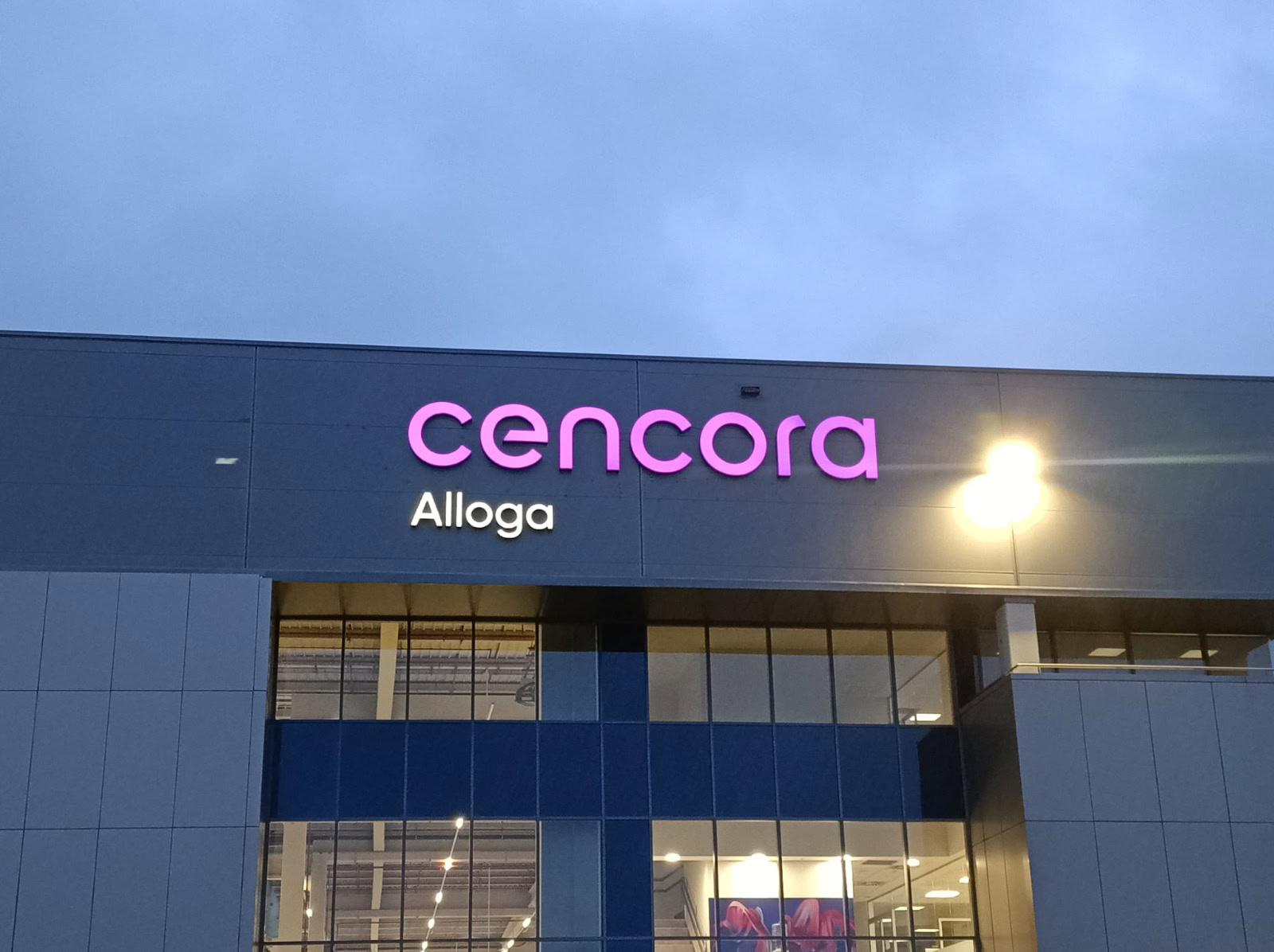 Montaje de rótulos y vinilos en Cencora Illescas cliente Rotuleon Montaje de rotulos y vinilos en Cencora Illescas cliente Rotuleon