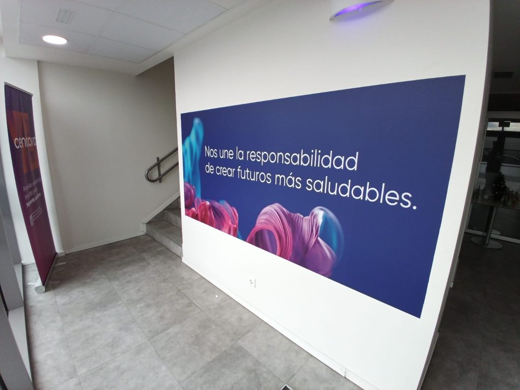 Montaje de rotulos y vinilos en Cencora Illescas cliente Rotuleon1