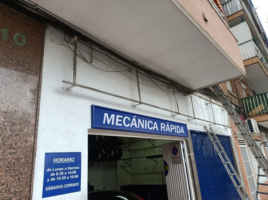 Montaje de rotulos y vinilos para Vulco El Palomar Rotuleon
