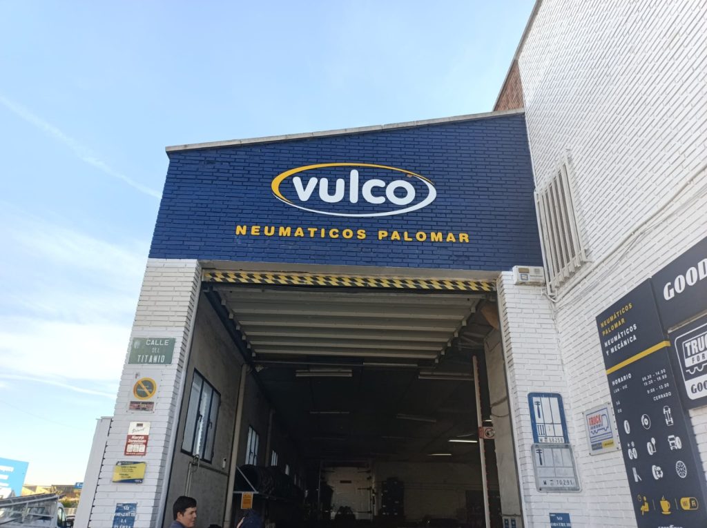 Montaje de rotulos y vinilos para Vulco El Palomar cliente Rotuleon 1