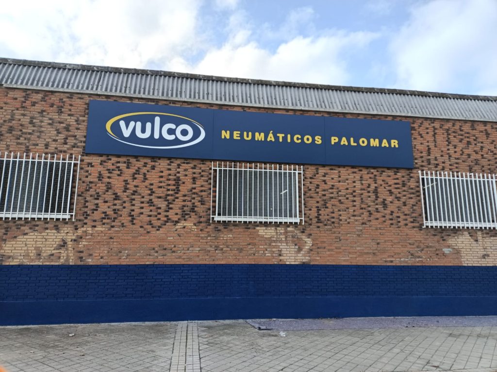 Montaje de rotulos y vinilos para Vulco El Palomar cliente Rotuleon 2