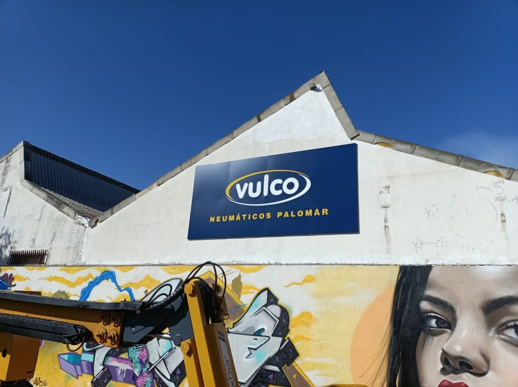 Montaje rotulos y vinilos para Vulco El Palomar Rotuleon